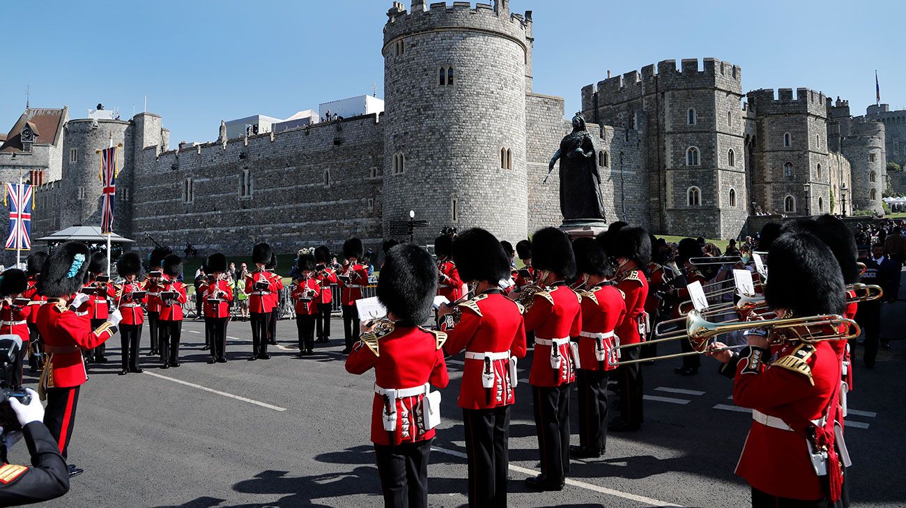 Una banda de música militar toca afuera del castillo antes de la ceremonia de boda del Príncipe Harry y Meghan Markle en la Capilla de San Jorge en Windsor