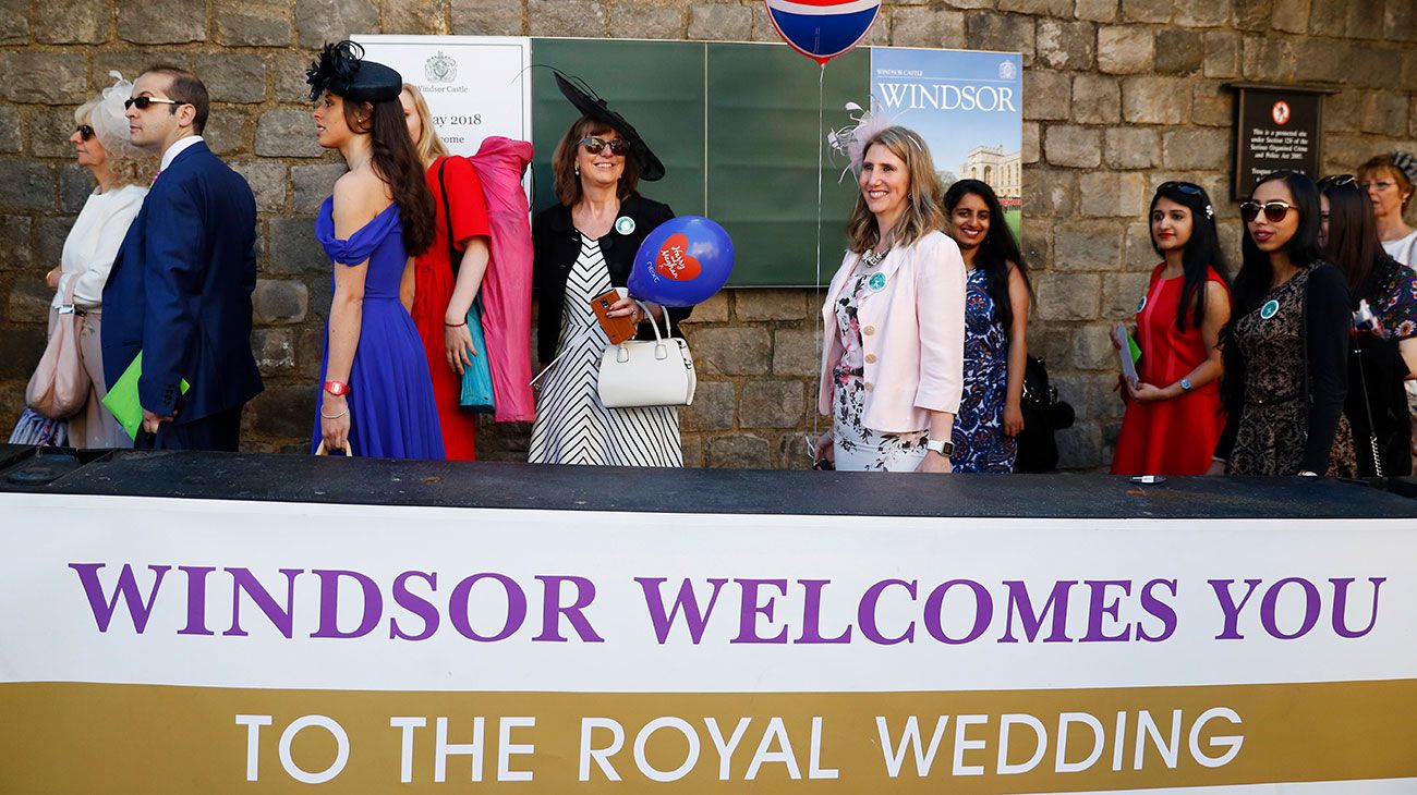  Los fanáticos reales se reúnen afuera del Castillo de Windsor antes de la ceremonia de boda del Príncipe Harry y Meghan Markle en la Capilla de San Jorge en Windsor