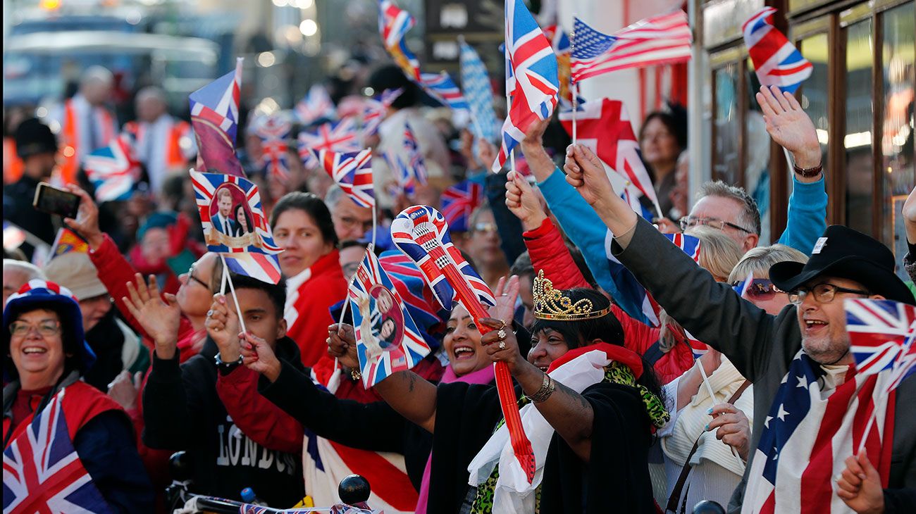  Aficionados reales que esperan en las barreras vitorean antes de la ceremonia nupcial del Príncipe Harry y Meghan Markle en la Capilla de San Jorge en el Castillo de Windsor