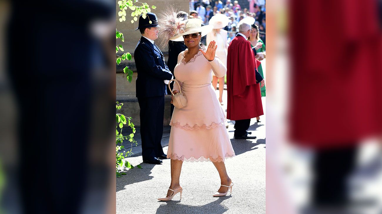 Oprah Winfrey saluda mientras llega a la Capilla de San Jorge en el Castillo de Windsor a la ceremonia de boda del Príncipe Harry y Meghan Markle