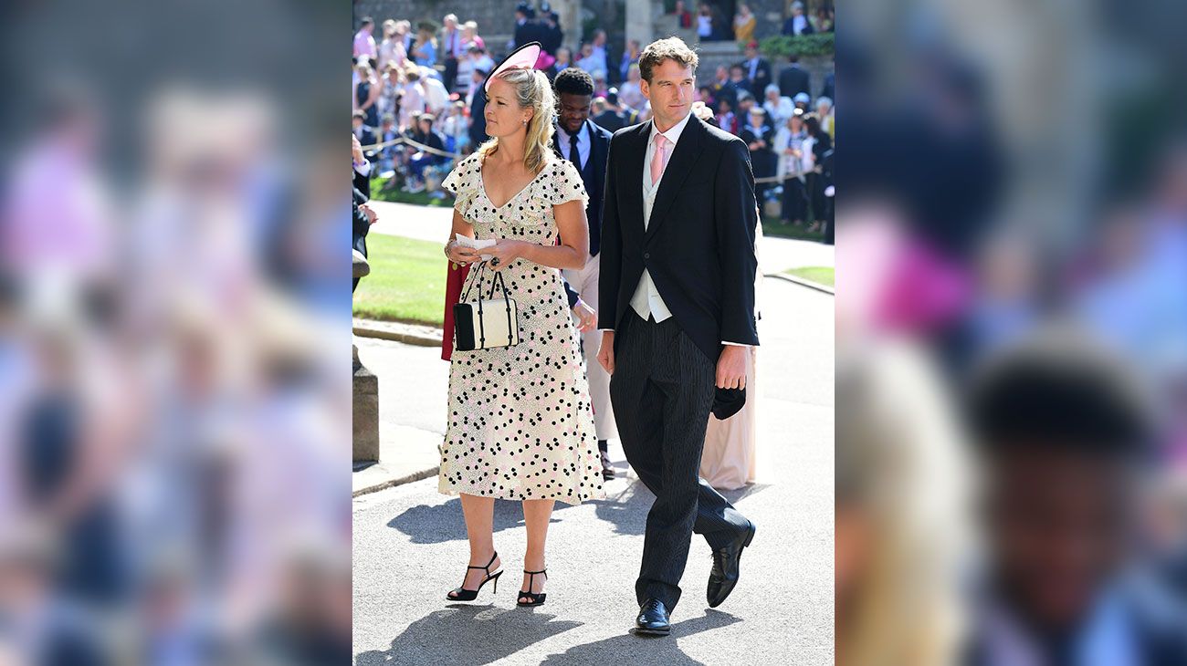 Dan Snow y Lady Edwina Louise Grosvenor llegan a la ceremonia de boda del Príncipe Harry y Meghan Markle en la Capilla de San Jorge en el Castillo de Windsor en Windsor