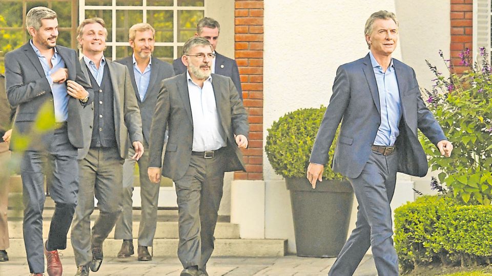 Tras la tormenta. El Presidente y parte de su equipo se dirigen el miércoles 16 al salón de Olivos donde Macri brindó una conferencia de prensa con tono autocrítico.