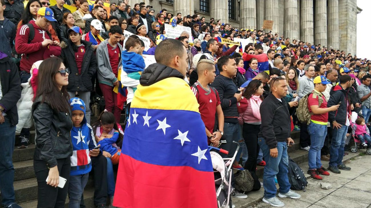 Más de 300 venezolanos se reunieron en Facultad de Derecho contra el fraude electoral en Venezuela.