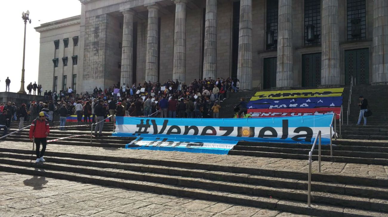 Más de 300 venezolanos se reunieron en Facultad de Derecho contra el fraude electoral en Venezuela.