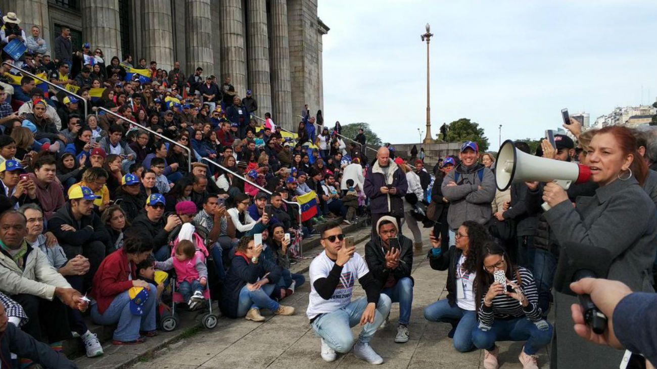 Más de 300 venezolanos se reunieron en Facultad de Derecho contra el fraude electoral en Venezuela.