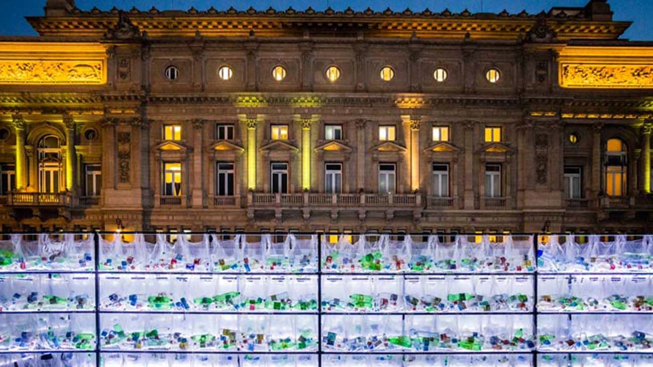 Día del Reciclaje: Un laberinto de residuos frente al Colón.