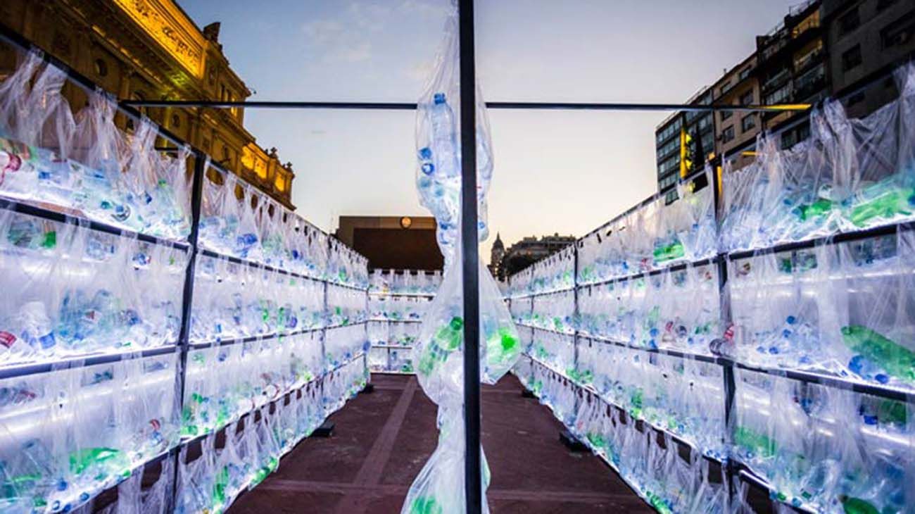 Día del Reciclaje: Un laberinto de residuos frente al Colón.