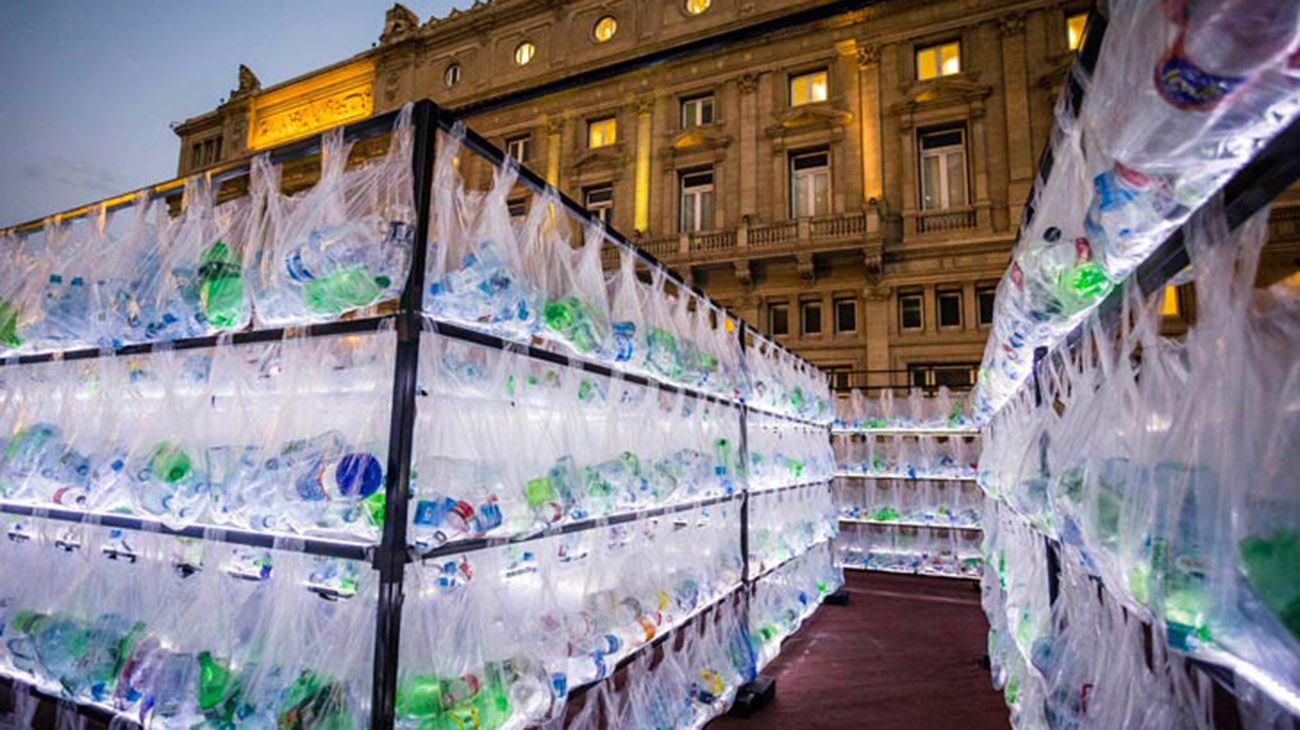 Día del Reciclaje: Un laberinto de residuos frente al Colón.