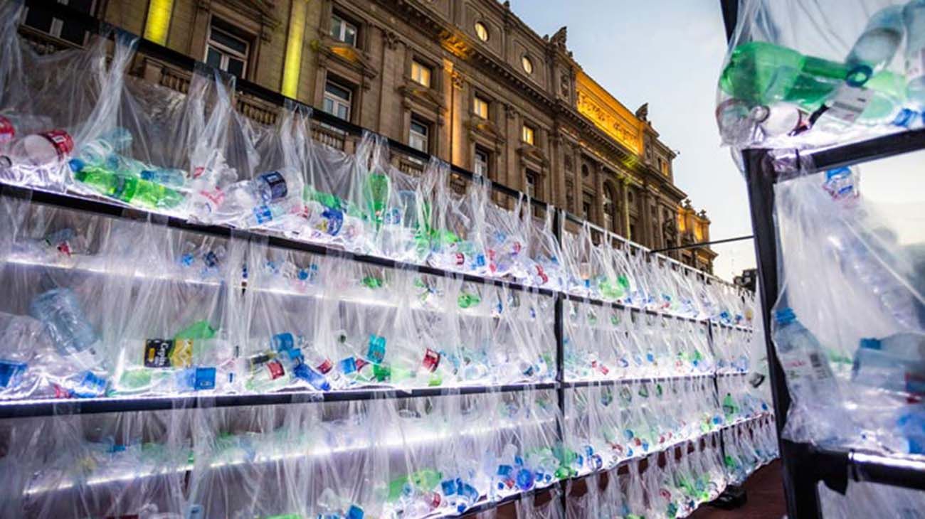 Día del Reciclaje: Un laberinto de residuos frente al Colón.