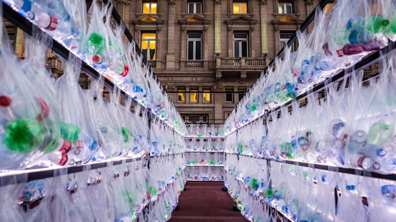 Día del Reciclaje: Un laberinto de residuos frente al Colón.