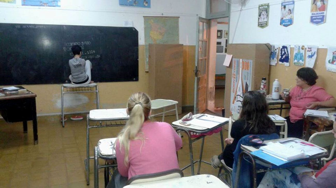 Le niegan la pensión por discapacidad a una joven que nació sin brazos