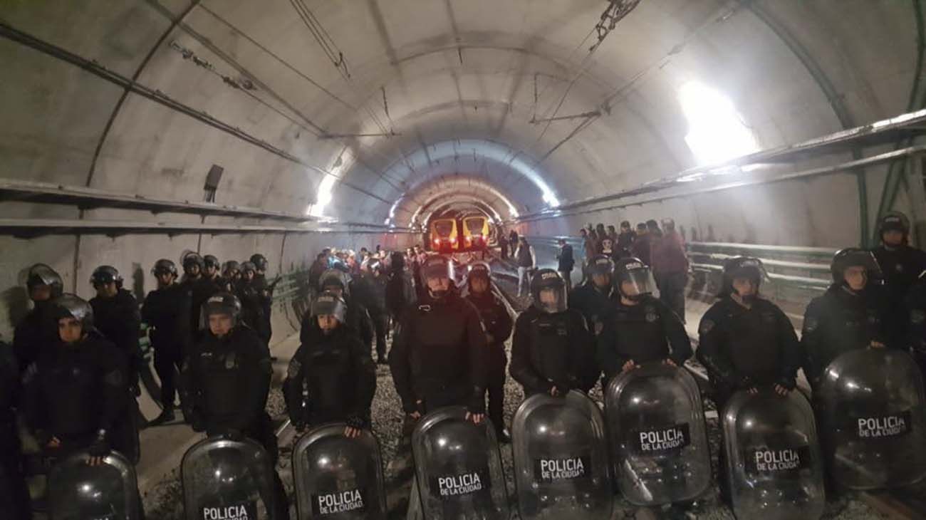 Efectivos de la Policia de la Ciudad impiden en la estacion Las Heras de la linea H de subterraneos la realizacion de medidas de fuerza por parte de los Metrodelegados.