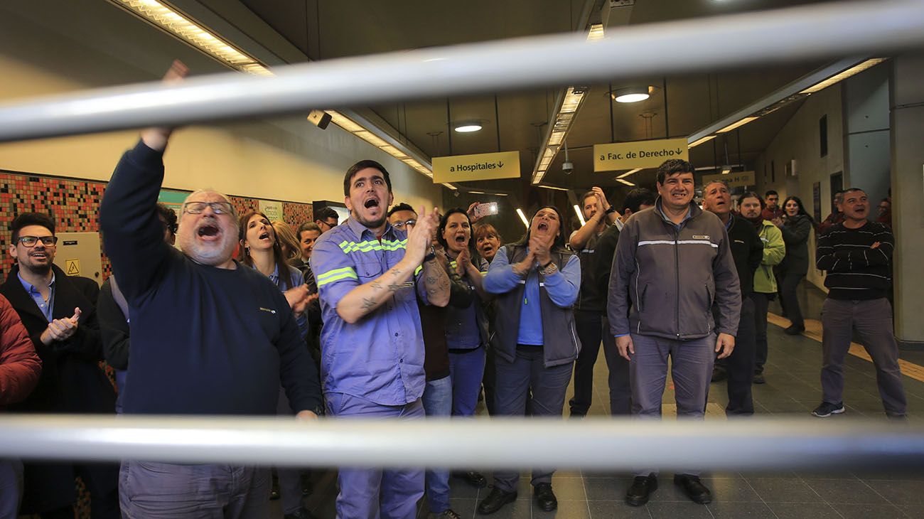 Efectivos de la Policia de la Ciudad impiden en la estacion Las Heras de la linea H de subterraneos la realizacion de medidas de fuerza por parte de los Metrodelegados.