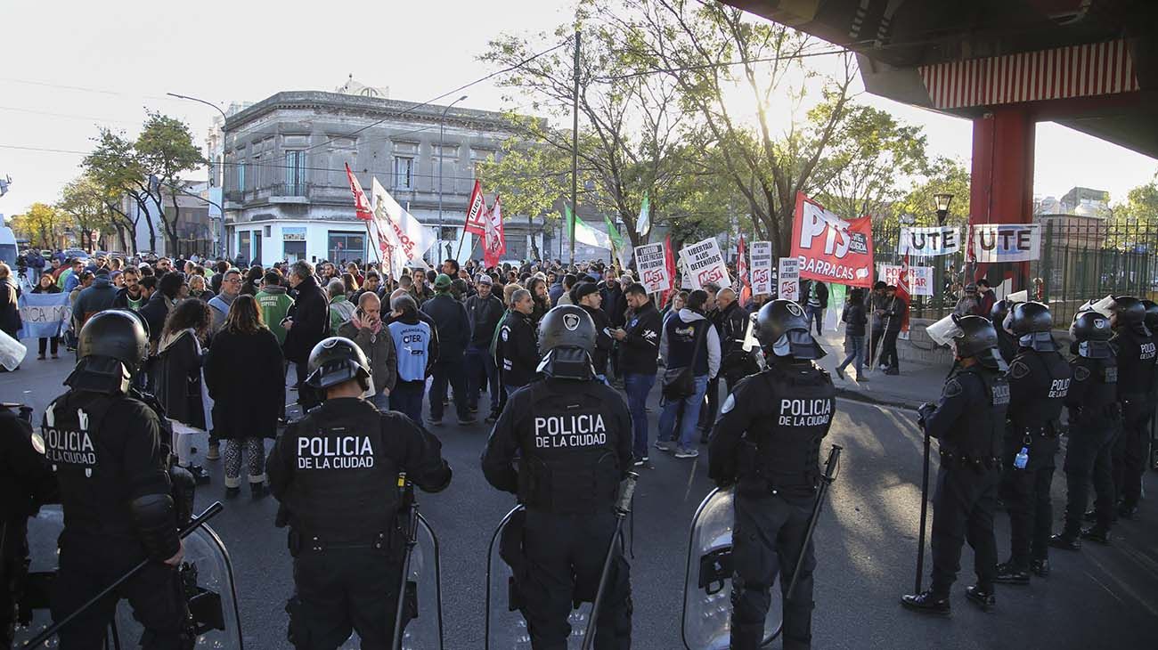 Policia de la Ciudad custodia la comisaria 30 donde está detenido el metrodelegado Nestor Segovia