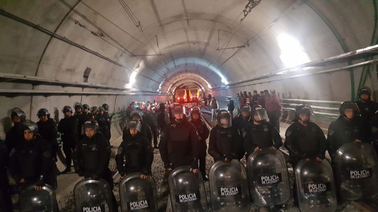 Metrodelegados bloquearon las vías del subte para impedir la salida de las formaciones y ante esto, intercedió la Policía.