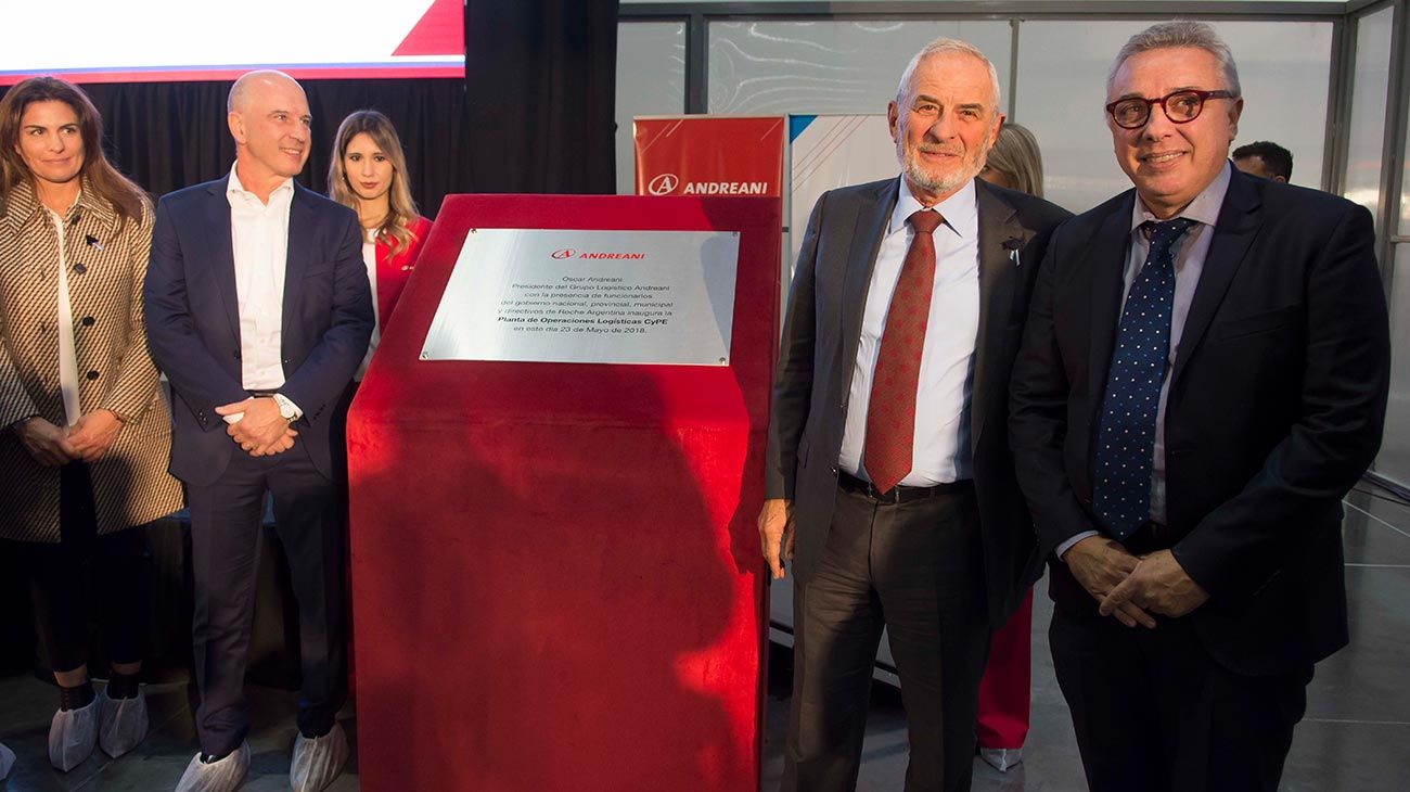 Osvaldo de la Fuente, Oscar Andreani y Julio Zamora durante el descubrimiento de placa inaugural. 