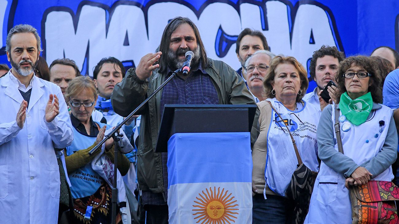 El secretario general de SUTEBA, Roberto Baradel habla durante el acto central en Plaza de Mayo de la Segunda Marcha Federal en el que reclaman la Paritaria Nacional Docente, la resolución de los conflictos provinciales, una nueva Ley de Financiamiento Educativo, en defensa de los Institutos Superiores, contra los techos salariales y contra el acuerdo con el FMI.