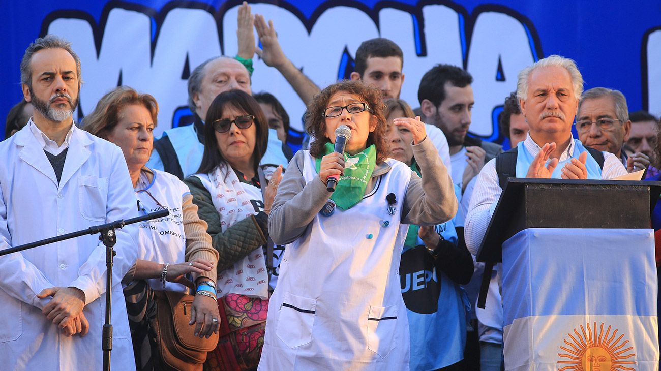 La titular de CTERA, Sonia Alesso habla durante el acto de cierre de la Marcha Federal Educativa en la Plaza de Mayo.