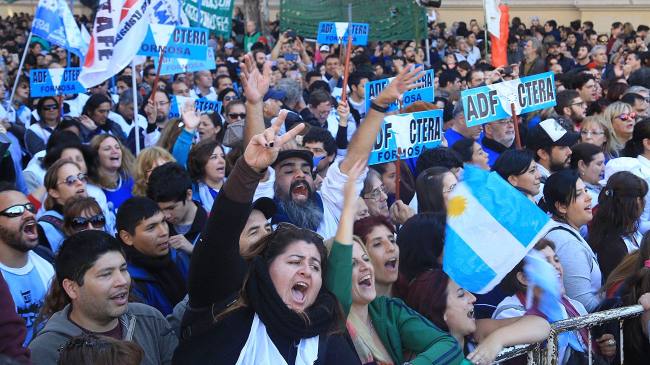 Miles de docentes de varios gremios, durante el acto central en Plaza de Mayo de la Segunda Marcha Federal en el que reclaman la Paritaria Nacional Docente, la resolución de los conflictos provinciales, una nueva Ley de Financiamiento Educativo, en defensa de los Institutos Superiores, contra los techos salariales y contra el acuerdo con el FMI.