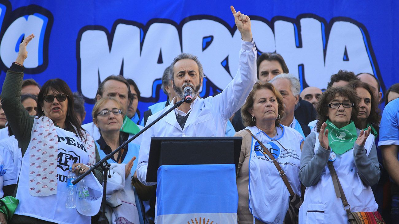 El Secretario Gremial de CTERA, Eduaro López habla durante el acto central en Plaza de Mayo de la Segunda Marcha Federal en el que reclaman la Paritaria Nacional Docente, la resolución de los conflictos provinciales, una nueva Ley de Financiamiento Educativo, en defensa de los Institutos Superiores, contra los techos salariales y contra el acuerdo con el FMI.