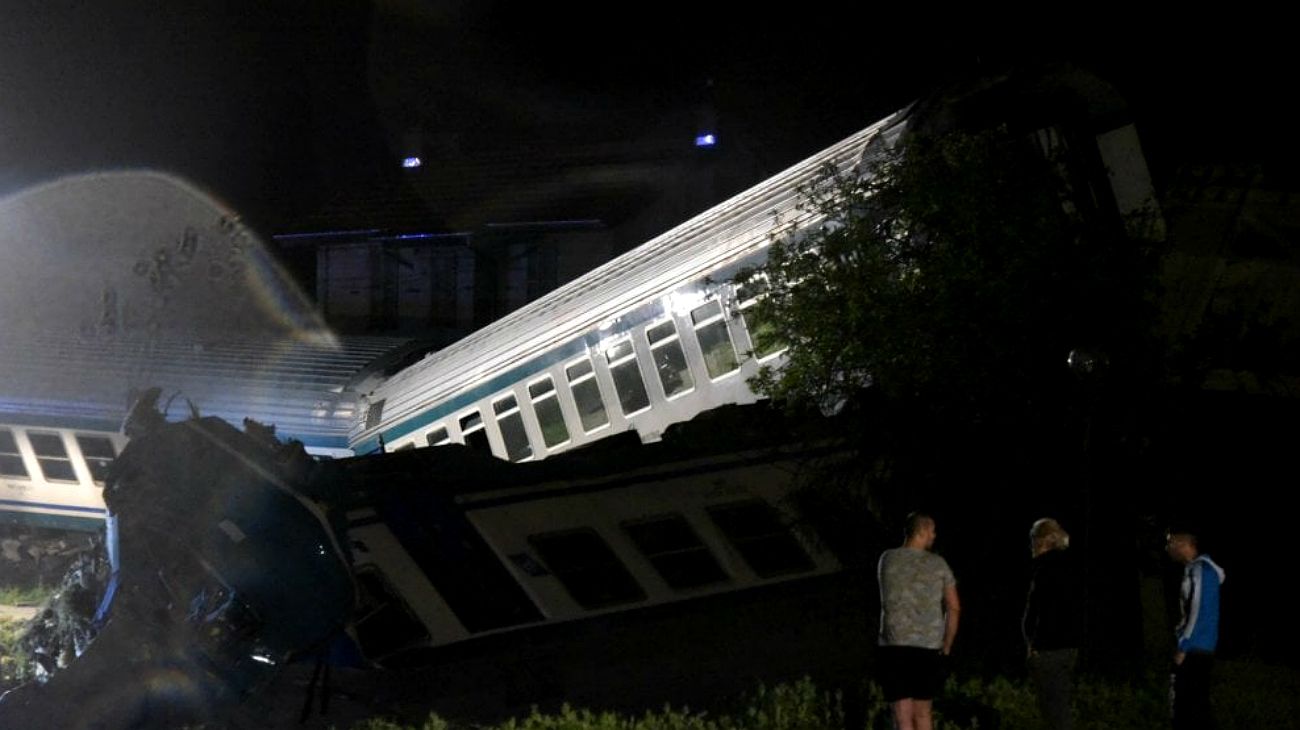 Un tren descarriló en Turín tras haber chocado con un camión de carga pesada que se había detenido en un paso a nivel.