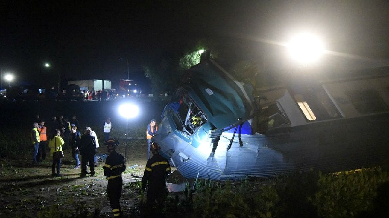 Un tren descarriló en Turín tras haber chocado con un camión de carga pesada que se había detenido en un paso a nivel.