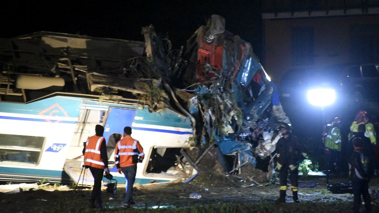 Un tren descarriló en Turín tras haber chocado con un camión de carga pesada que se había detenido en un paso a nivel.