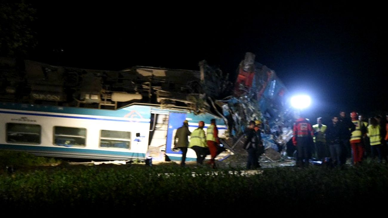 Un tren descarriló en Turín tras haber chocado con un camión de carga pesada que se había detenido en un paso a nivel.