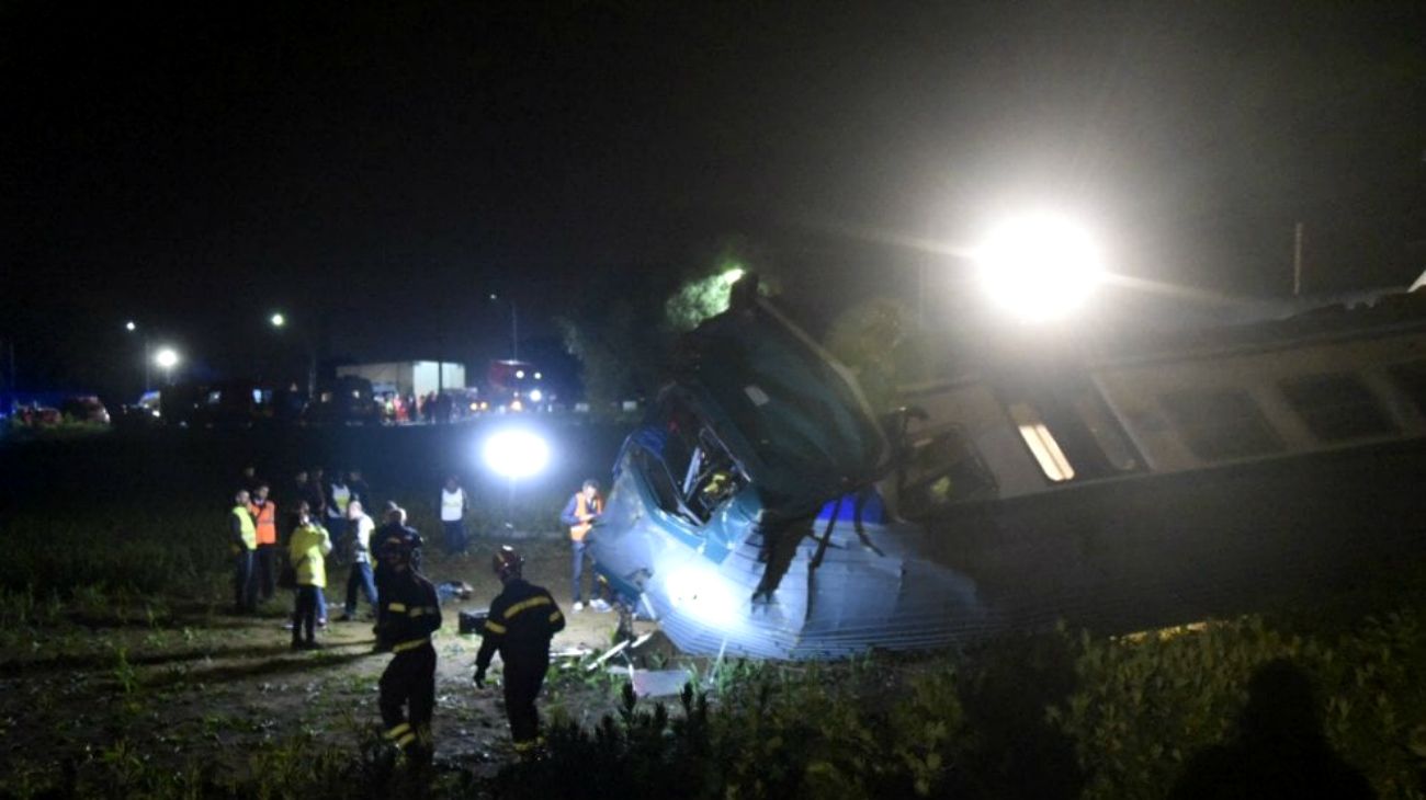 Un tren descarriló en Turín tras haber chocado con un camión de carga pesada que se había detenido en un paso a nivel.