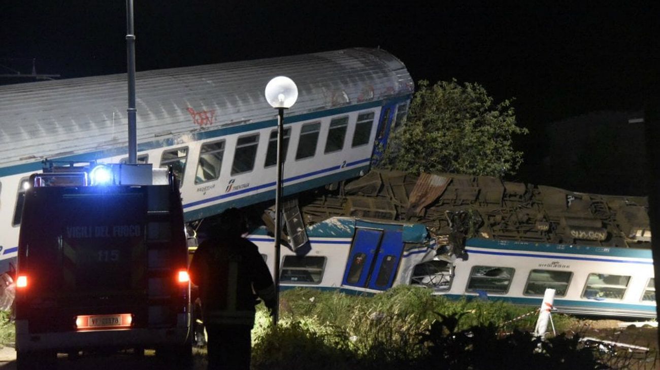 Un tren descarriló en Turín tras haber chocado con un camión de carga pesada que se había detenido en un paso a nivel.