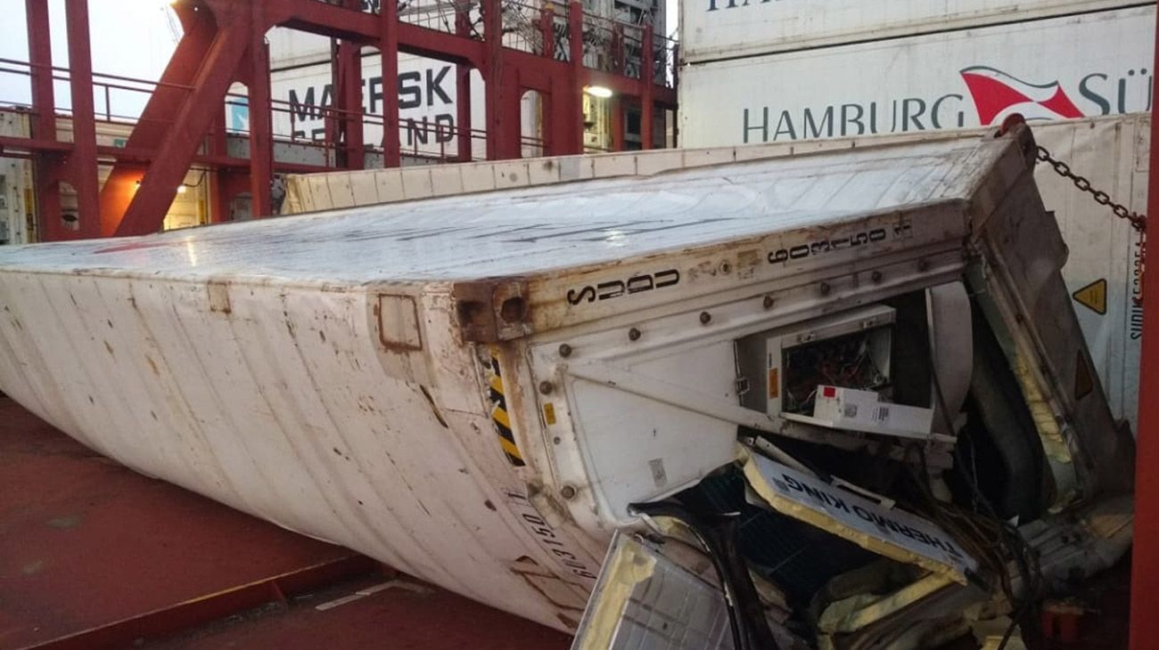 Avalancha de contenedores: destrozaron un cargamento de BMW en el Puerto de Buenos Aires.