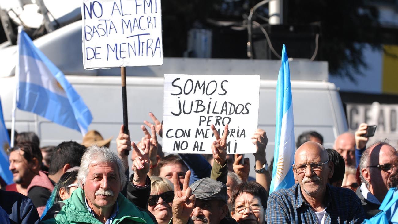 Organizaciones sociales junto a delegaciones sindicales marcharon a la Plaza de la República este 25 de Mayo.