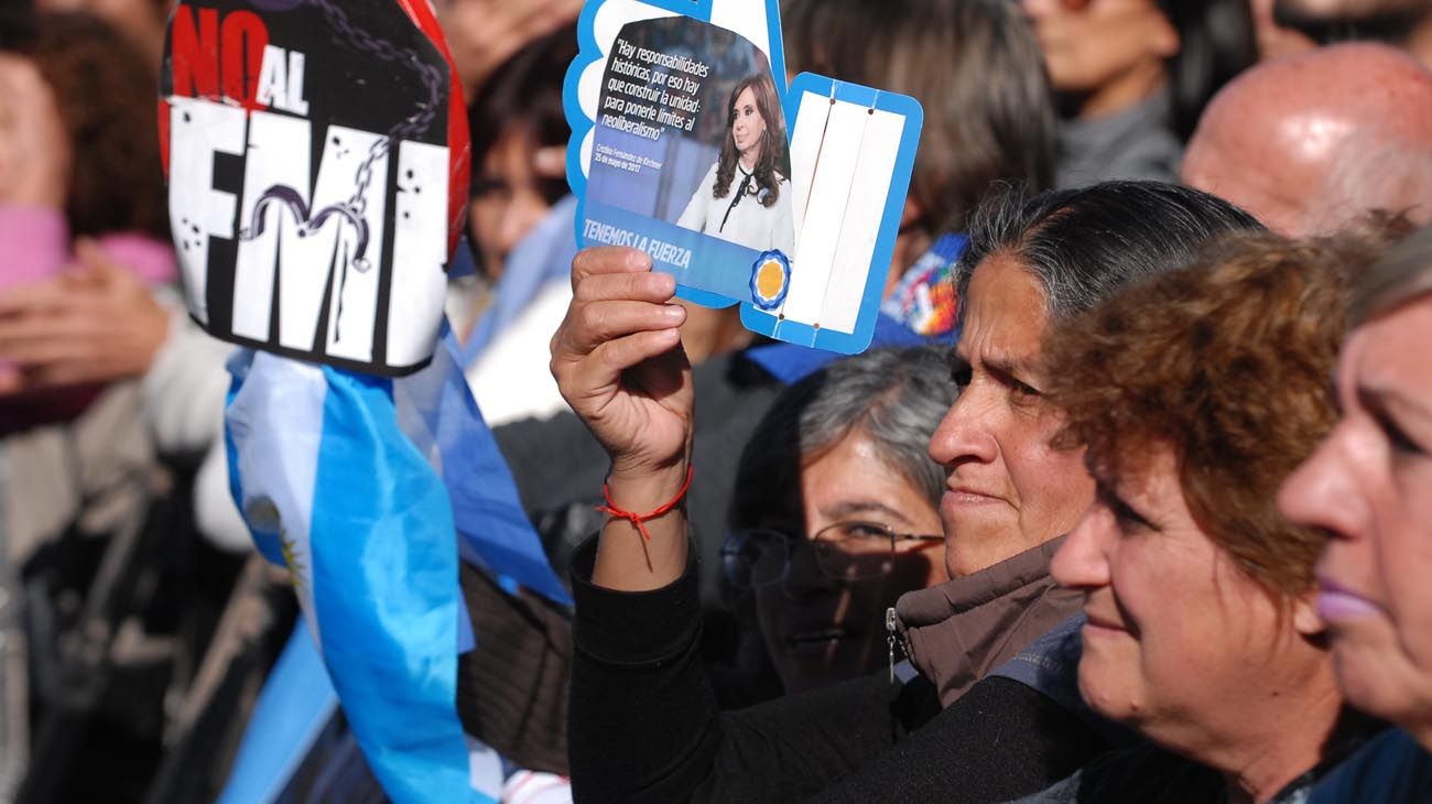 Organizaciones sociales junto a delegaciones sindicales marcharon a la Plaza de la República este 25 de Mayo.