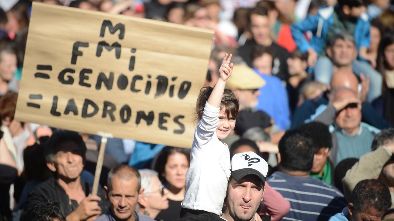 Acto por el 25 de Mayo en la ciudad de Buenos Aires de organizaciones sociales y sindicales.