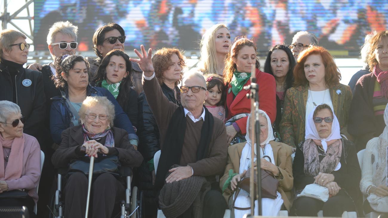 Acto por el 25 de Mayo en la ciudad de Buenos Aires de organizaciones sociales y sindicales.