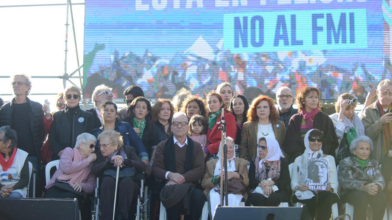 Referentes de la cultura y de los derechos humanos encabezaron el acto.