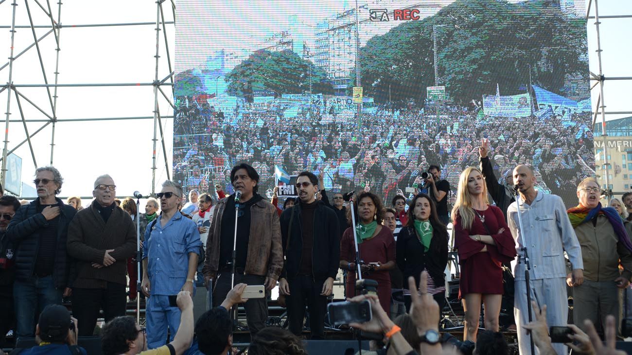 Acto por el 25 de Mayo en la ciudad de Buenos Aires de organizaciones sociales y sindicales.