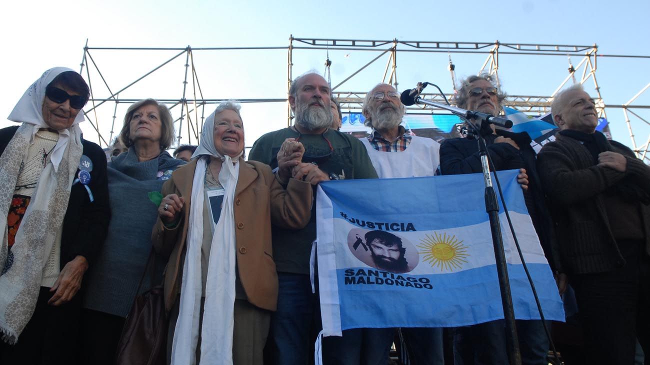 Nora Cortiñas junto a Sergio Maldonado y otros referentes de la cultura y los derechos humanos.