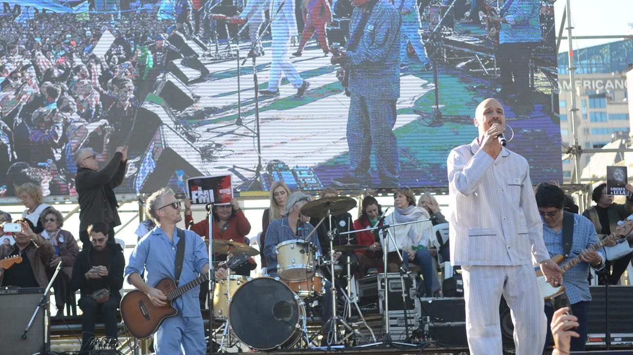 La Bersuit fue una de las bandas que tocó en la previa del acto.