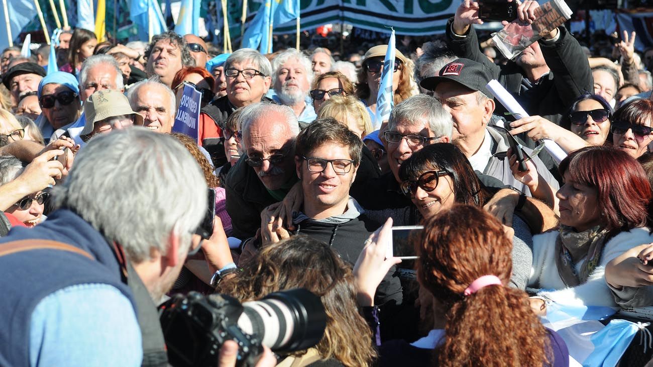 Axel Kicillof rodeado de militantes.