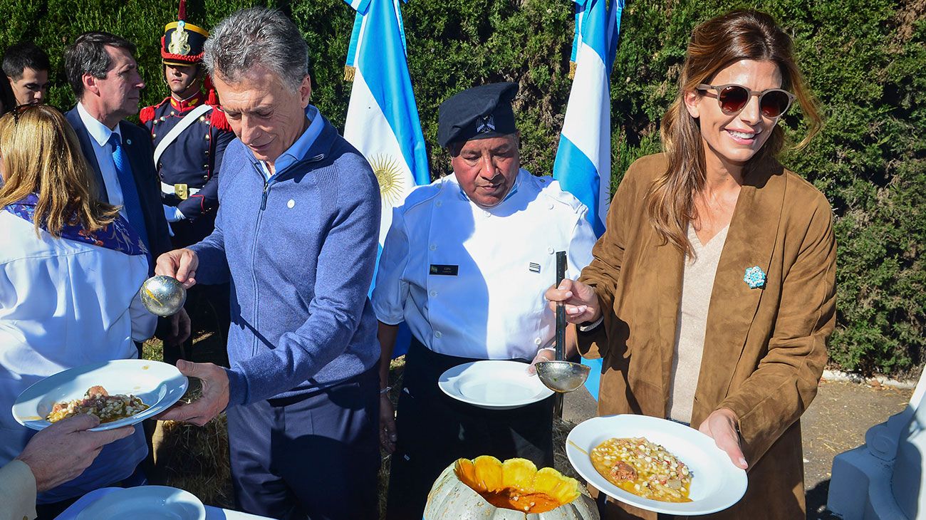 El presidente Mauricio Macri compartió en la residencia de Olivos el tradicional locro del 25 de Mayo con vecinos, jubilados, funcionarios y legisladores. Junto al mandatario estuvo la primera dama, Juliana Awada; el jefe de Gabinete, Marcos Peña; los ministros Carolina Stanley, Jorge Faurie, Alejandro Finocchiario y Nicolás Dujovne, como así también los intendentes de Vicente López, Jorge Macri, y de San Isidro, Gustavo Posse. 