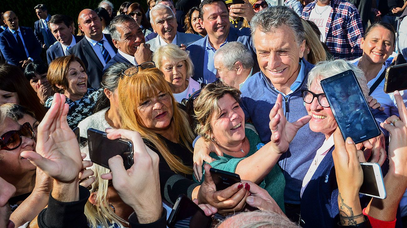 El presidente Mauricio Macri compartió en la residencia de Olivos el tradicional locro del 25 de Mayo con vecinos, jubilados, funcionarios y legisladores. Junto al mandatario estuvo la primera dama, Juliana Awada; el jefe de Gabinete, Marcos Peña; los ministros Carolina Stanley, Jorge Faurie, Alejandro Finocchiario y Nicolás Dujovne, como así también los intendentes de Vicente López, Jorge Macri, y de San Isidro, Gustavo Posse. 