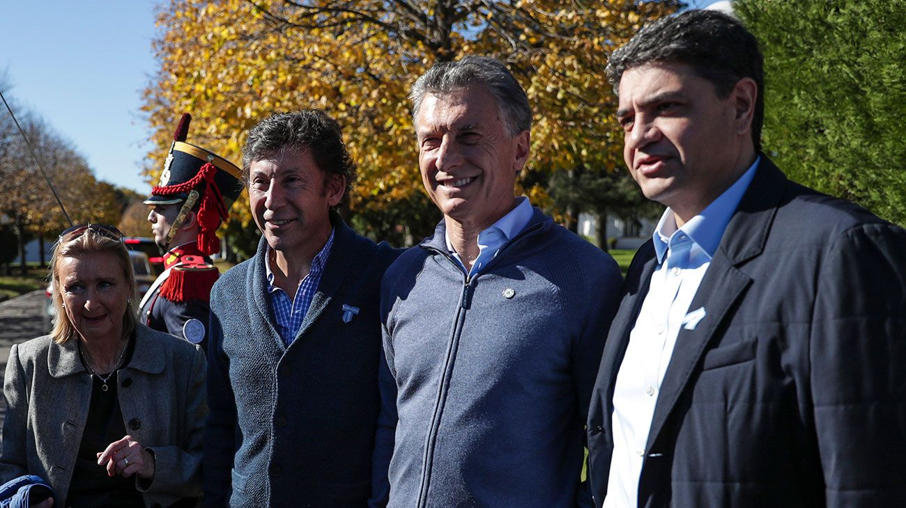 El presidente Mauricio Macri compartió en la residencia de Olivos el tradicional locro del 25 de Mayo con vecinos, jubilados, funcionarios y legisladores. Junto al mandatario estuvo la primera dama, Juliana Awada; el jefe de Gabinete, Marcos Peña; los ministros Carolina Stanley, Jorge Faurie, Alejandro Finocchiario y Nicolás Dujovne, como así también los intendentes de Vicente López, Jorge Macri, y de San Isidro, Gustavo Posse. 