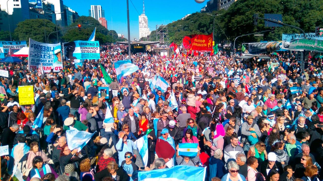 Marcha en el obelisco contra al acuerdo con el FMI