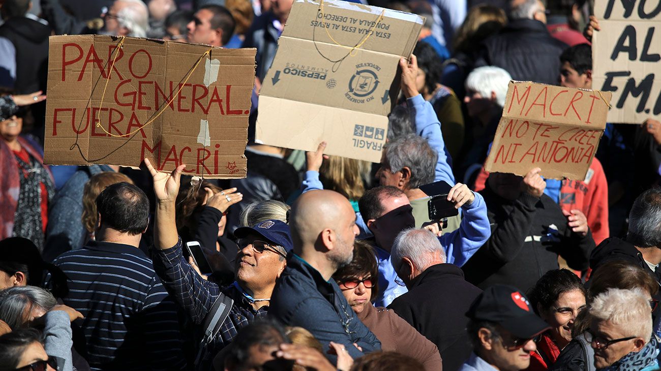 Militantes de organizaciones gremiales, politicas y sociales, actores y referentes de los derechos humanos se concentran en el Obelisco para expresar su rechazo a las negociaciones entre el Gobierno y el Fondo Monetario Internacional (FMI).