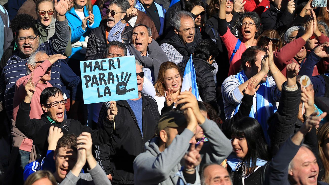 Militantes de organizaciones gremiales, politicas y sociales, actores y referentes de los derechos humanos se concentran en el Obelisco para expresar su rechazo a las negociaciones entre el Gobierno y el Fondo Monetario Internacional (FMI).