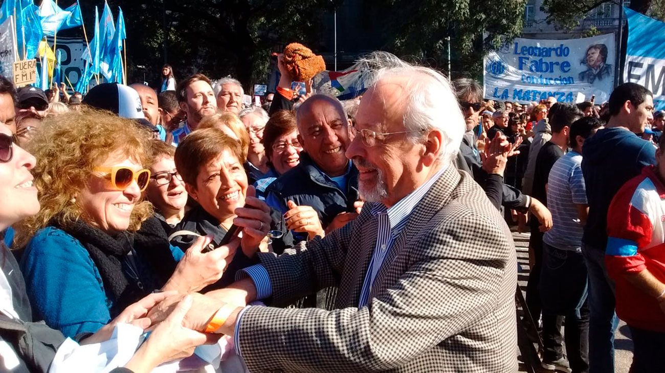 Horacio Verbitsky llega al Obelisco para expresar su rechazo a las negociaciones entre el Gobierno y el Fondo Monetario Internacional (FMI)