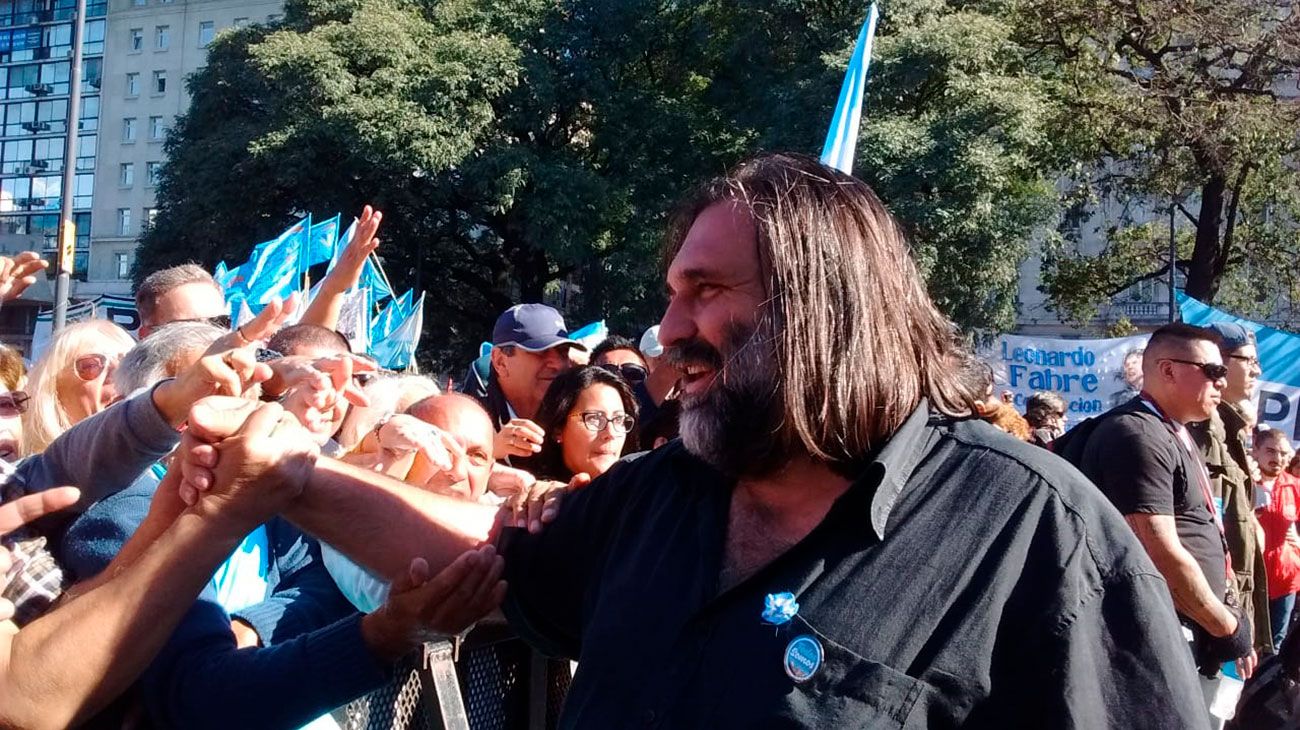 Roberto Baradel llega al Obelisco para expresar su rechazo a las negociaciones entre el Gobierno y el Fondo Monetario Internacional (FMI)