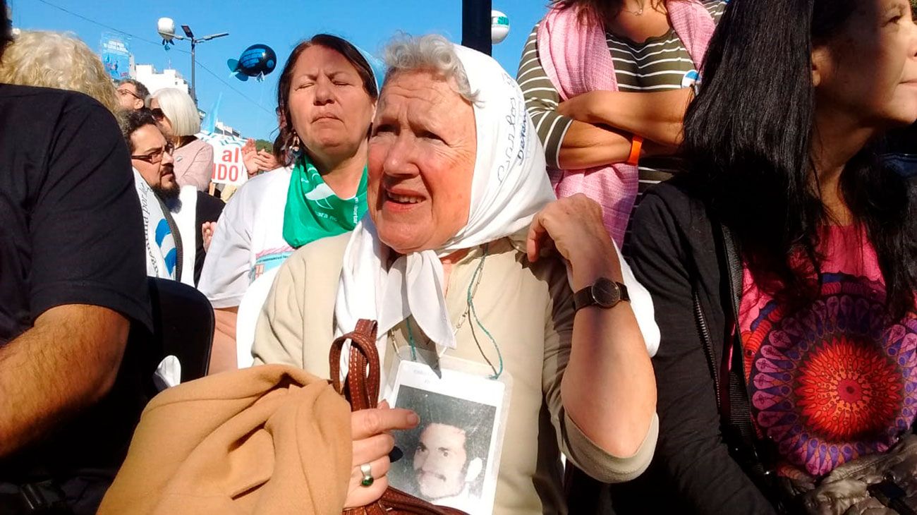 Nora Cortiñas en el Obelisco para expresar su rechazo a las negociaciones entre el Gobierno y el Fondo Monetario Internacional (FMI)