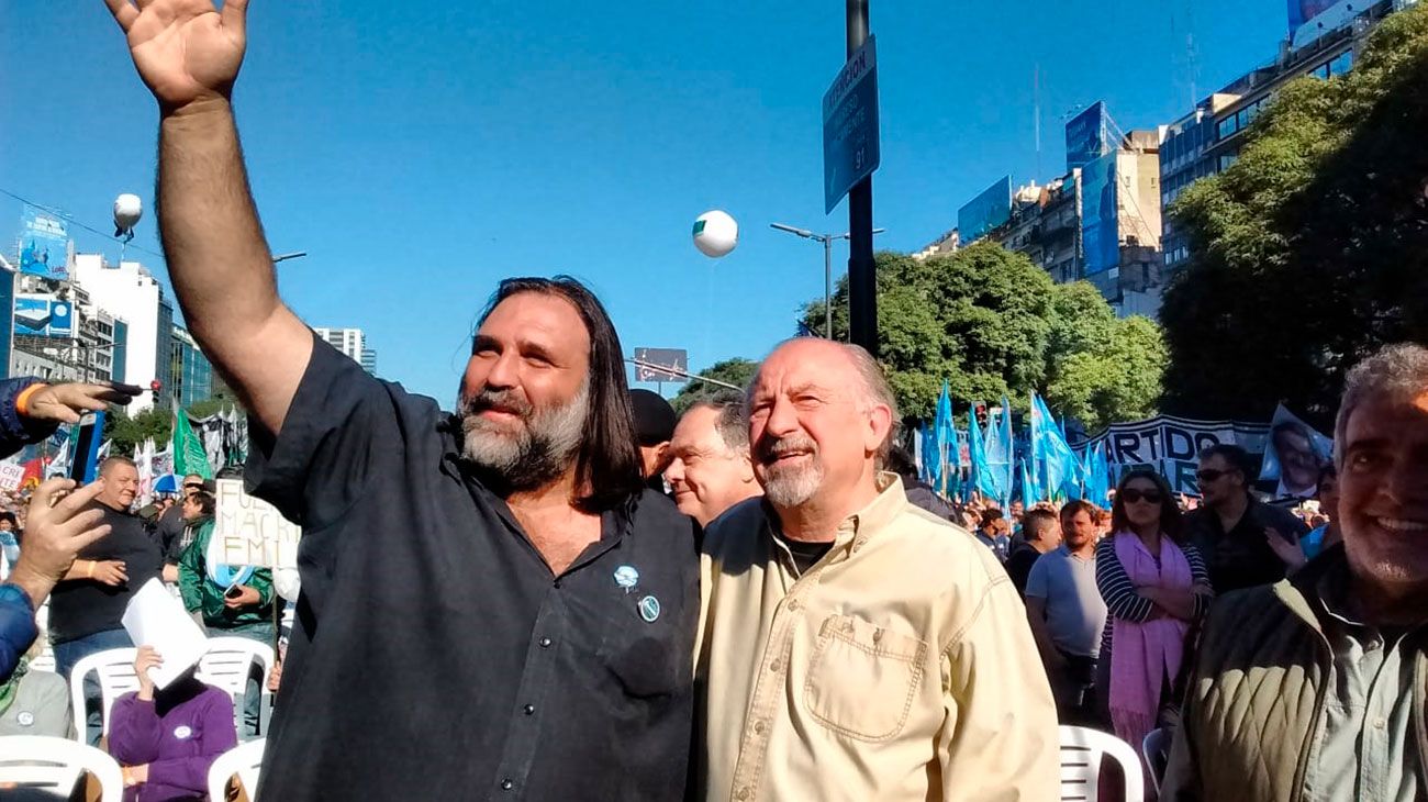 Roberto Baradel junto a Hugo Yasky en el Obelisco